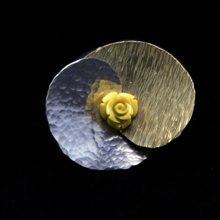 Χειροποίητο δαχτυλίδι με σφυρήλατο ορείχαλκο και αλπακά και κίτρινο τριαντάφυλλο