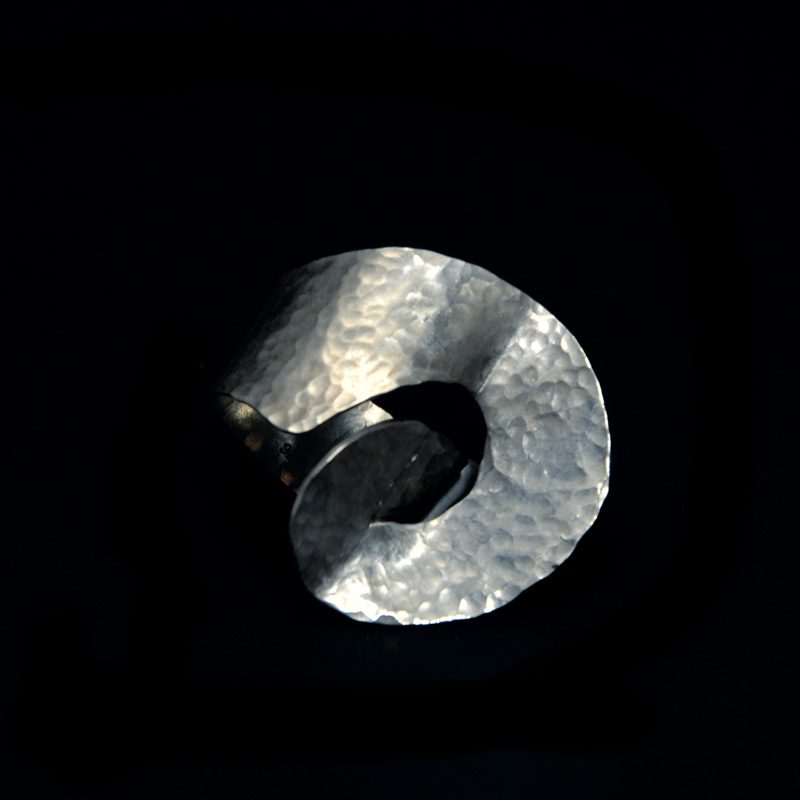 Χειροποίητο δαχτυλίδι με σφυρήλατο ασήμι 925