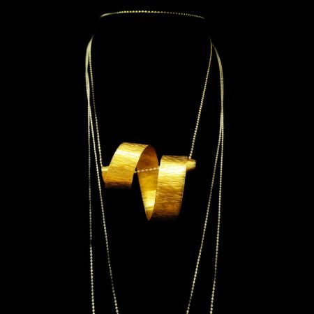 Χειροποίητο κολιέ με σφυρήλατο ορείχαλκο, σπείρα. Συνοδεύεται με αλυσίδα σε χρυσό χρώμα. Μοναδικά χειροποίητα κοσμήματα από τη Nisos by D&T. Κάντε αγορά on line τώρα!