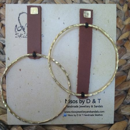 Handmade earrings with hammered brass and brown leather!